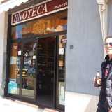 �Sprite� � il soprannome dell�Enoteca Mancini che si trova in via Concilio Vaticano II e si affaccia proprio sul giardino. L'appellativo deriva dal fatto che l'attivit� apri nel 1970 con un'insegna caratterizzata dallo sponsor della nota bibita gassata: un cartello che � rimasto al suo posto per anni, identificando non solo il locale ma tutta la piazza (foto di Marianna Colasanto)